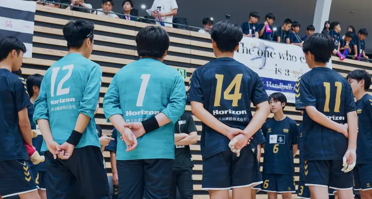 試合会場でコーチを中心に集まり、話を聞くクレスタ滋賀アカデミー生たち